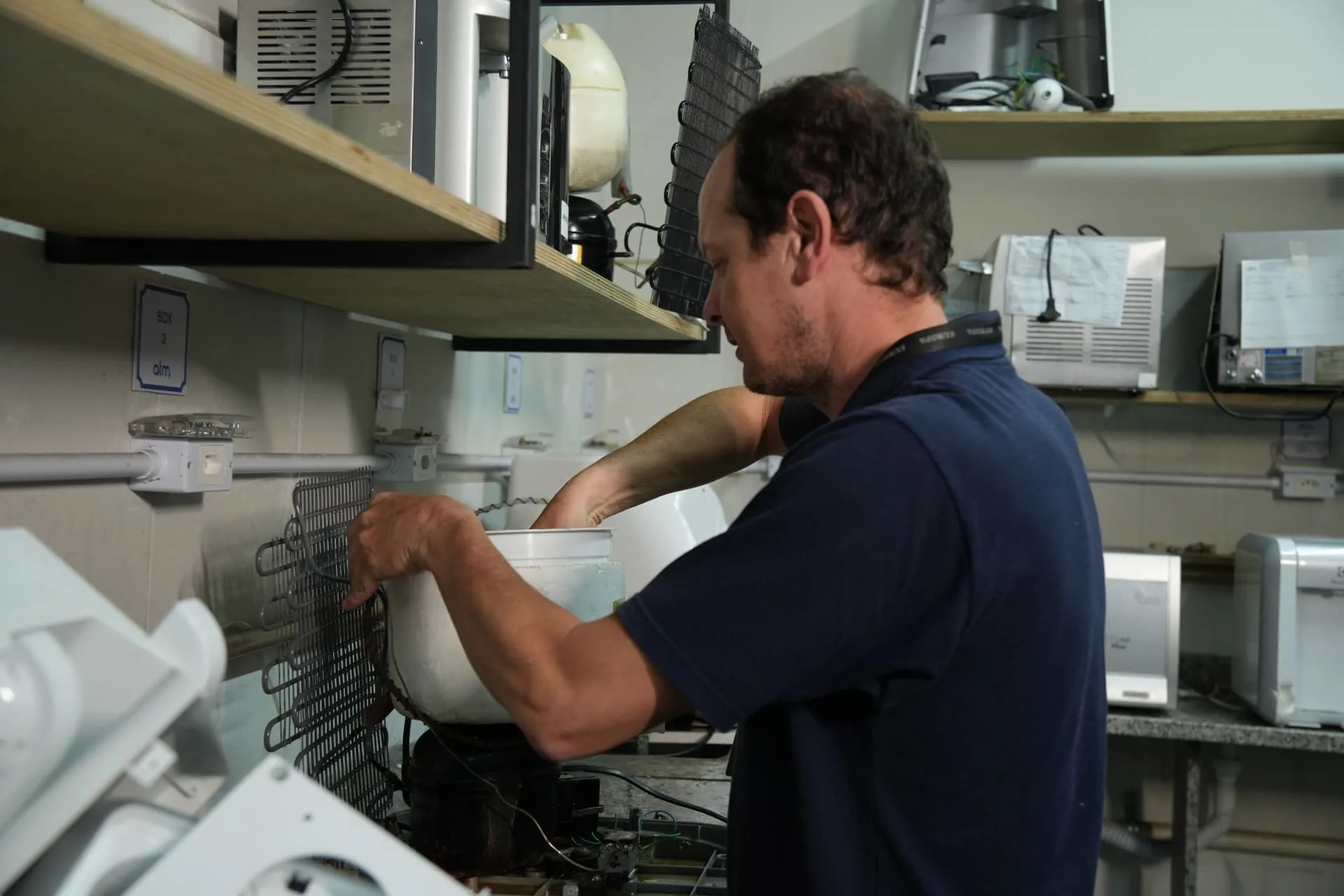 Técnico da ATM Purificadores realizando manutenção de equipamento em Itajaí