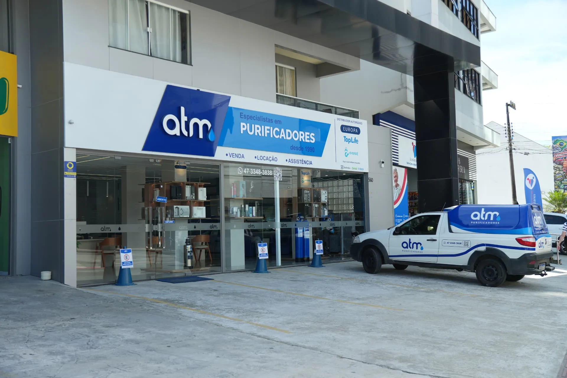 Fachada da loja ATM Purificadores em Itajaí com veículo de atendimento